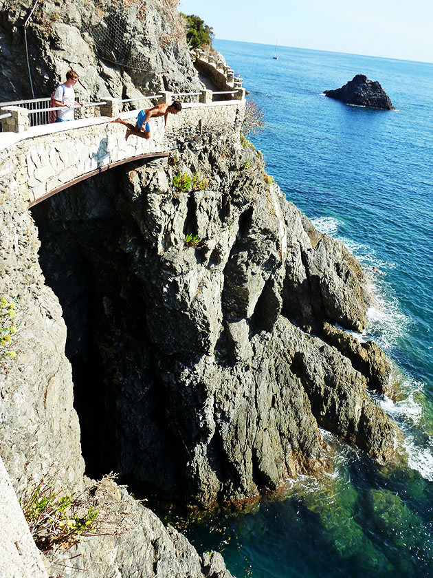 cliff diving Monterosso
